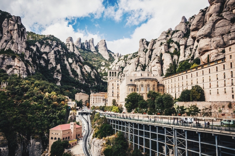 Z Barcelony: Klasztor Montserrat z przewodnikiemPopołudniowa wycieczka dwujęzyczna: preferowany j. angielski