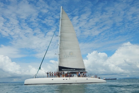 Depuis Panama City : croisière en catamaran vers l'île de Taboga