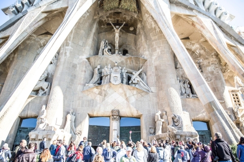 Tour: Sagrada Familia y torres con acceso rápidoTour bilingüe, preferencia en alemán a las 16:00.