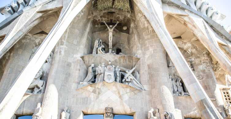 Barcelona: Fast-Track Sagrada Familia and Towers Guided Tour
