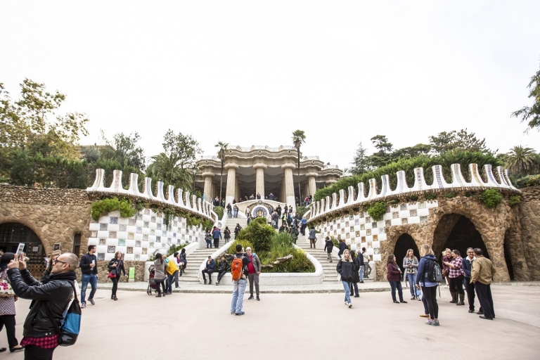 Barcelona: tour a pie guiado sin colas del Parque GüellTour a pie Parque Güell en inglés y otro idioma a las 17:30