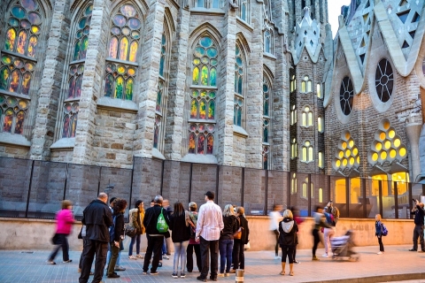 Wycieczka priorytetowa: Sagrada Família i park GüellWycieczka w 2 językach z preferowanym j. hiszpańskim o 15.00