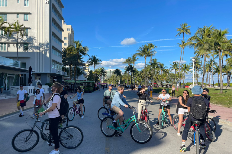 Miami : visite culturelle et architecturale de South Beach à véloVisite privée