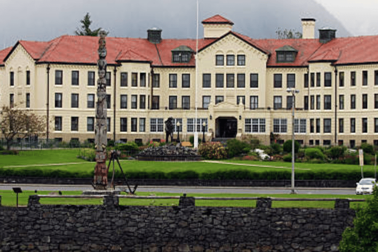 Sitka: Totem Poles, Raptor Centre, & Fortress of Bears Tour Sitka: Totem Poles, Local History and Fortress of Bears Tour