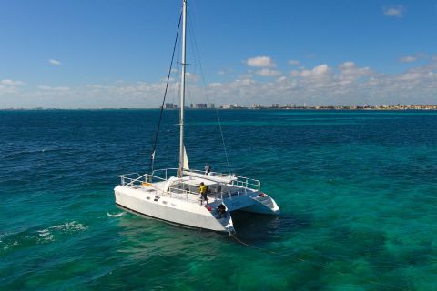 Cancún: Isla Mujeres Catamaran Tour & Zwemmen met Dolfijnen
