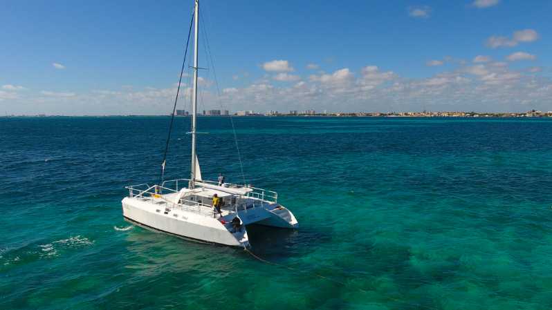 Cancún: tour in catamarano Isla Mujeres e nuoto con i delfini