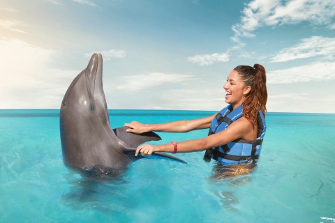 Cancún: Wycieczka katamaranem Isla Mujeres i pływanie z delfinamiRejs z 40-minutowym spotkaniem z delfinami