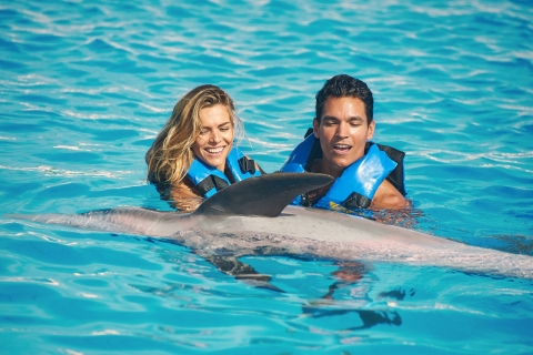 Cancún: Isla Mujeres Catamaran Tour & Zwemmen met DolfijnenCruise met 40 minuten durende ontmoeting met dolfijnen