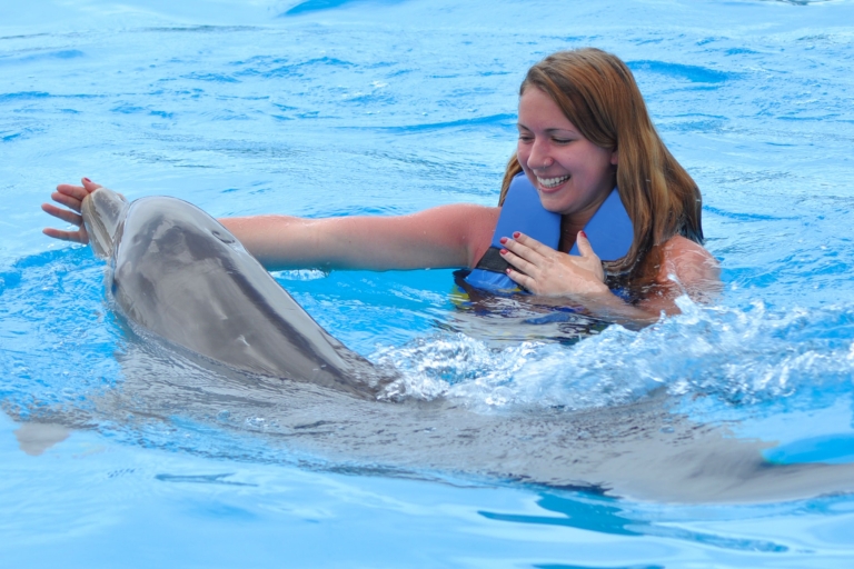 Cancún: Isla Mujeres Katamaran Tour & Schwimmen mit DelphinenKreuzfahrt mit 60-minütigem Dolphin Royal Swim