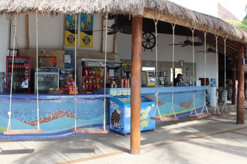 Cancún: Wycieczka katamaranem Isla Mujeres i pływanie z delfinamiRejs z 50-minutową przygodą z delfinami
