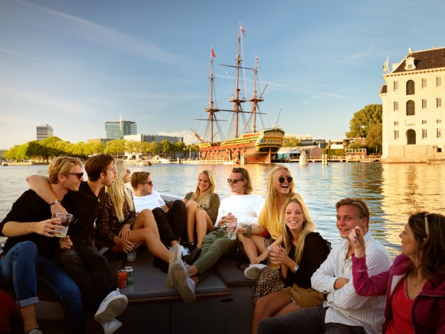 Ámsterdam: 1,5 horas de paseo en barco por el canal con bebidas y aperitivos