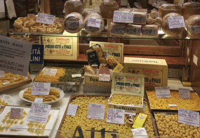 Bologna: Private Foodie Tour mit Verkostungen