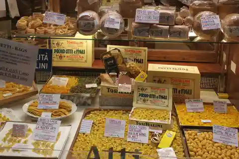 Bologna: Private Foodie Tour with Tastings