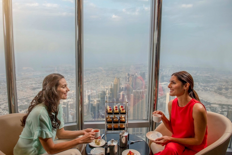 Burj Khalifa: entrada al salón con una comida ligera
