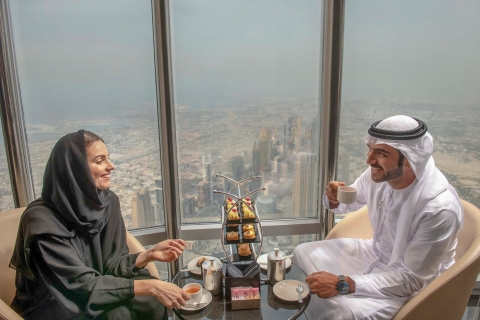 Burj Khalifa: entrada al salón con una comida ligera