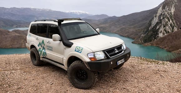 Tour en 4x4 por el lago Bovilla y el monte Gamti con parada para bañarse (sin senderismo)