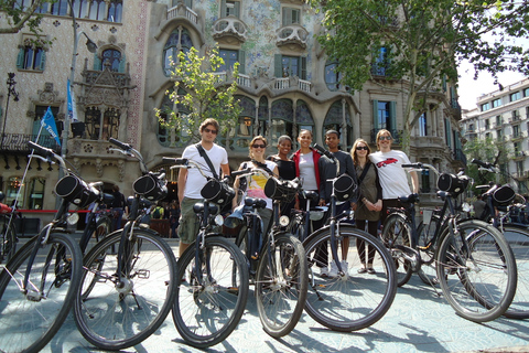 Barcelona: tour en bici y descanso en un bar de la playaBarcelona: tour en bici de mañana y bar en la playa