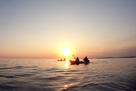 Pula: Sunset Kayak Tour with Drinks and Cliff Jumping