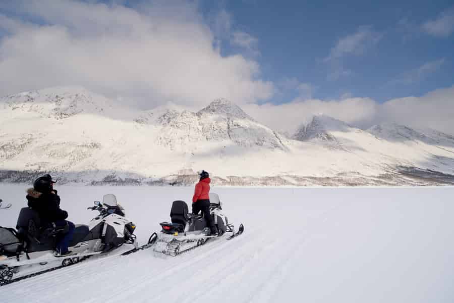 Tromsø: Malerische Schneemobil-Safari in den Lyngenalpen. Foto: GetYourGuide
