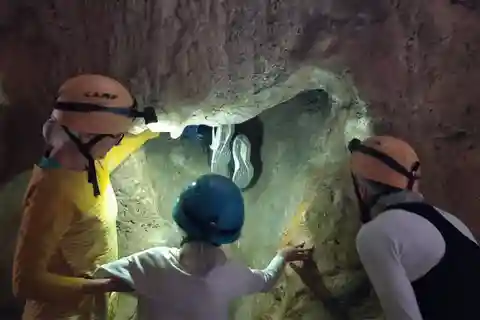 Queensland: 90 Minute Capricorn Caves Explorer Tour