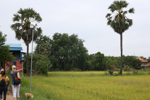 Maak etherische olie met een dorpsherbalist in de buurt van Phnom PenhMaak etherische olie met een kruidendokter in een dorpje bij Phnom Penh