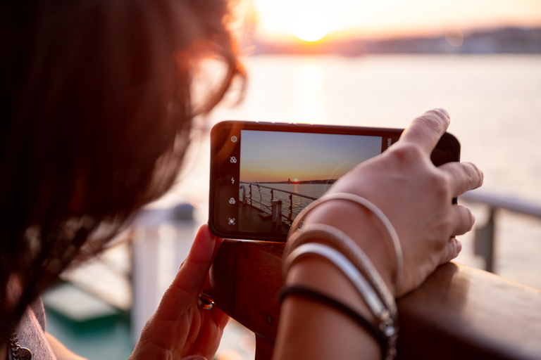 Lisboa: tour al atardecer por el río Tajo con aperitivos y bebidas