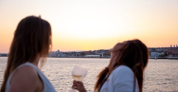 Lissabon: Tagus River Sunset Tour mit Snacks und Getränken