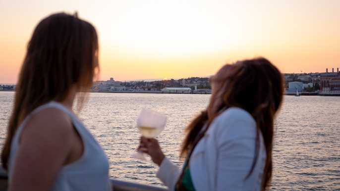 Lisbon: Tagus River Sunset Tour with Snacks and Drinks