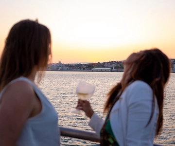 Lisboa: Paseo al atardecer por el río Tajo con aperitivo y bebida