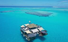 Fiji: Cloud 9 Floating Bar and Pizzeria Day Trip