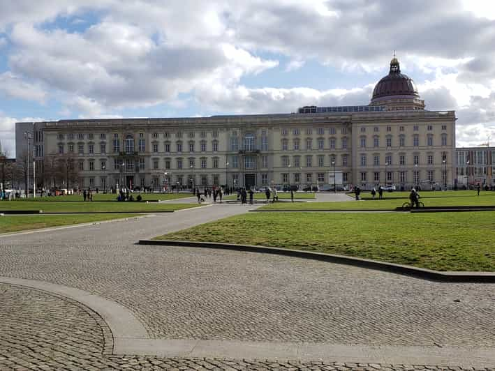 Berlin: Privater historischer Stadtrundgang durch die Innenstadt  GetYourGuide