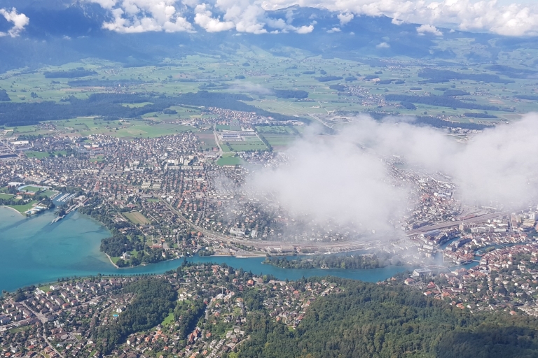 Berno: Prywatny 26-minutowy lot helikopterem nad jeziorem Thun