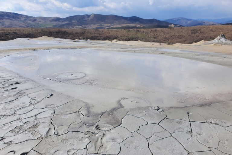 Desde Bucarest: tour privado de volcanes fangosos y minas de sal