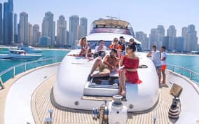 Dubai Marina: Yacht Tour with Breakfast or BBQ