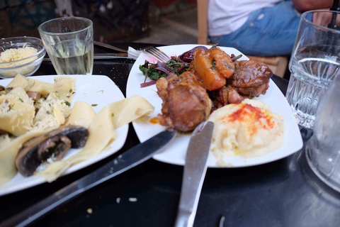 Tour en bicicleta eléctrica y degustación de comida en el casco antiguo de Atenas