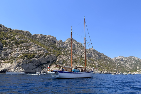 Marsella: Crucero en velero por el Parque Nacional de las Calanques con almuerzo