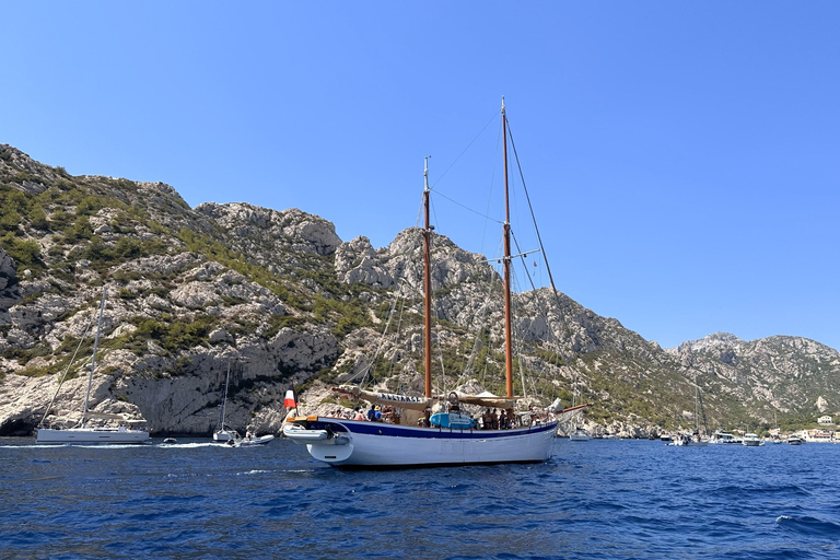 Marseille: Calanques National Park Sailing Cruise with Lunch