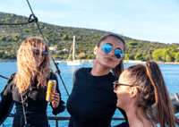Cruzeiro de barco pirata de lagoa azul, almoço e bebidas - Housity