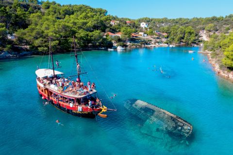 Split: Cruzeiro de barco pirata Blue Lagoon com almoço e bebidas