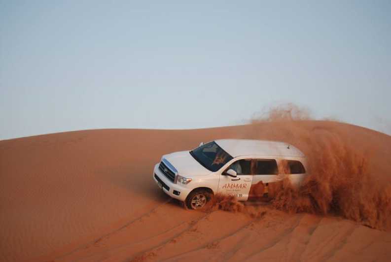 Dubai: dune rosse, giro in cammello, sandboarding e barbecue