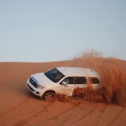 Dubai: dune rosse, giro in cammello, sandboarding e barbecue
