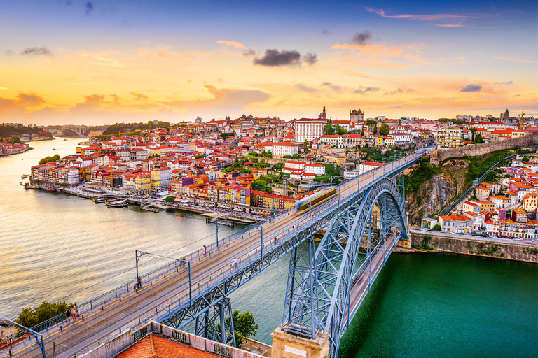 Lissabon: Privat transfer till Porto med Aveiro &amp; Fatima Tour