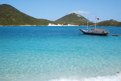 From Búzios: Arraial do Cabo Guided Boat Tour and Lunch