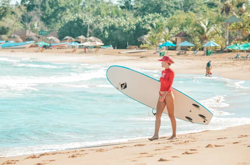 Punta Cana eenopeen surfles op het strand van Macao GetYourGuide