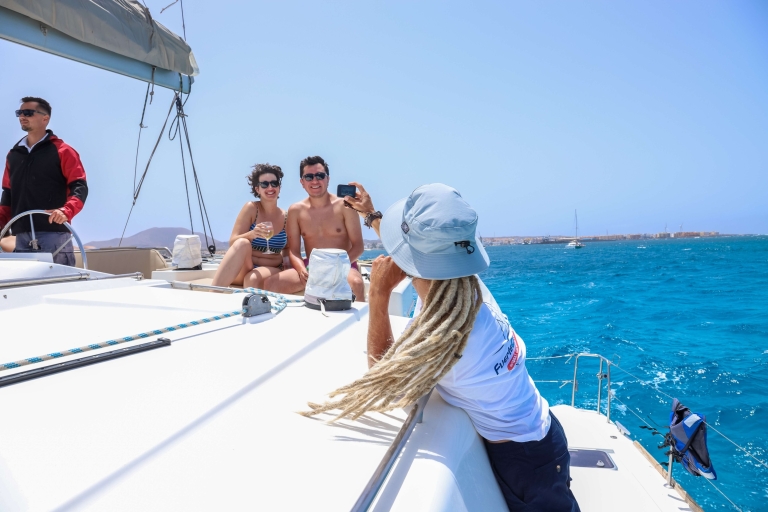 Corralejo: excursion d'une journée en catamaran pour adultes seulement sur l'île de Lobos