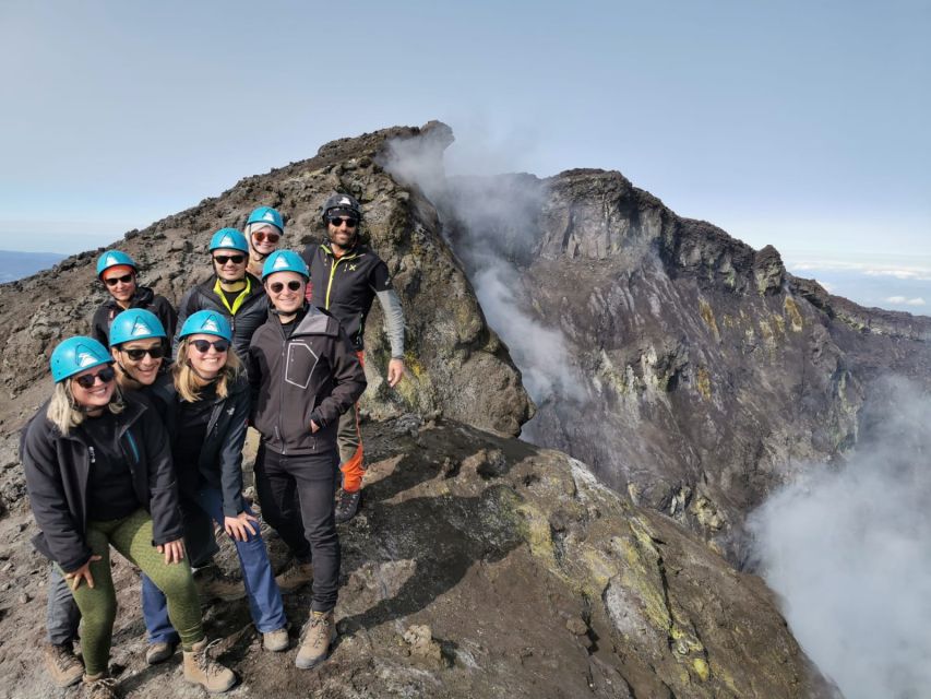 Etna: tour guidato con trekking fino ai crateri sommitali da Catania