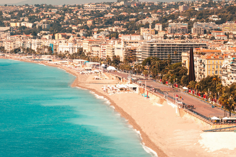 Nice: 1 hour photoshoot with a professional photographer by the sea Nice: 1-hour photoshoot with a professional photographer by the sea
