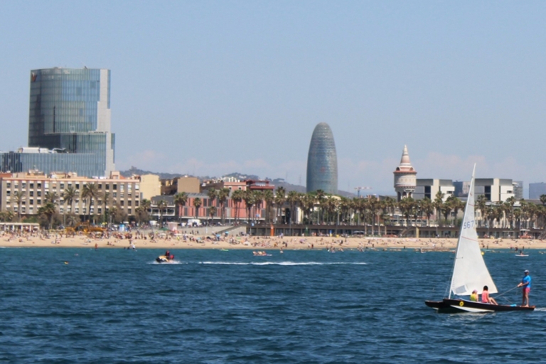 Barcelone : visite à pied de la ville et excursion en bateauVisite guidée en anglais