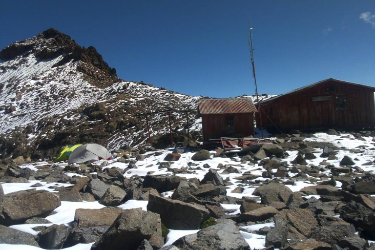 À la conquête du mont KenyaTraversée de 4 jours de Chogoria à Sirimon