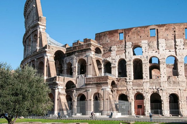 Visit Colosseum, Roman Forum, Palatine Tickets+Audioguide & Gelato in Rome